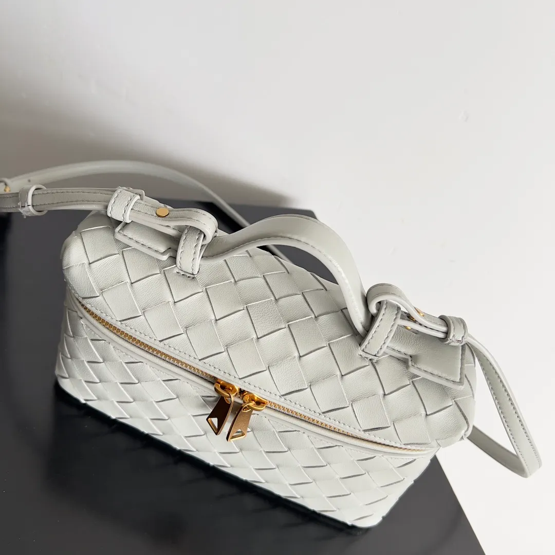 Batch 1360 Bottega Veneta 24 spring and summer woven zipper crossbody bag. A crossbody bag that can be used as a cosmetic bag. The exquisite weaving and compact body are an indispensable accessory for the upcoming summer. The double zipper also better protects the bag. It has a large capacity. If you like it, don’t miss it. Style number: 789109 Size: 22*12.5*5cm